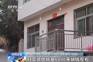 威少赛后在比赛用球上签名 并将其送给了一位小球迷